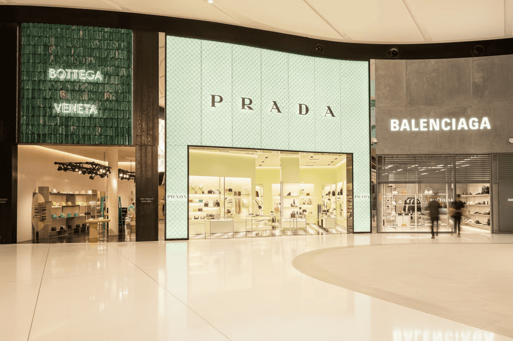 Một khu vực mua sắm trong sân bay